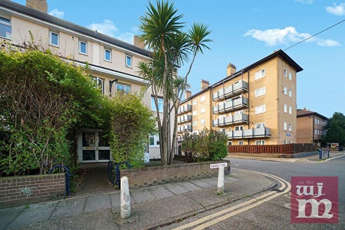 3 Bedroom Flat To Rent In Gibson Close, Stepney Green, E1
