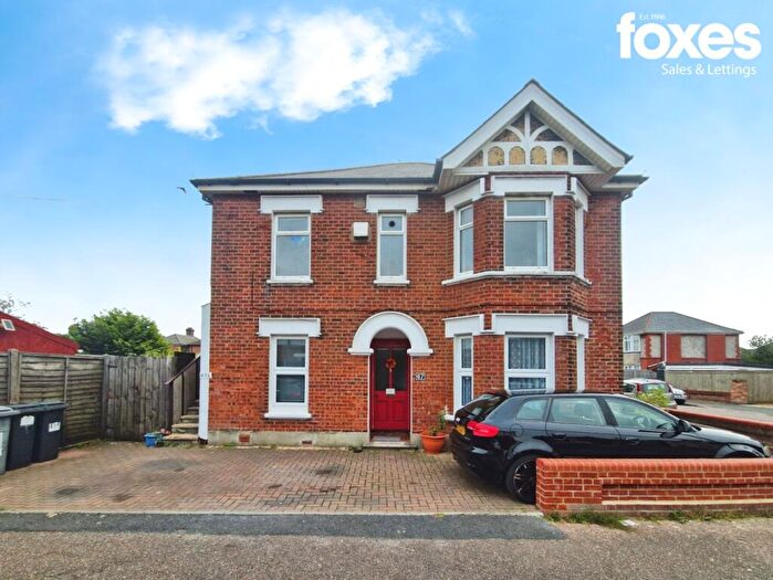 2 Bedroom Flat For Sale In Muscliffe Road, Bournemouth, Dorset, BH9