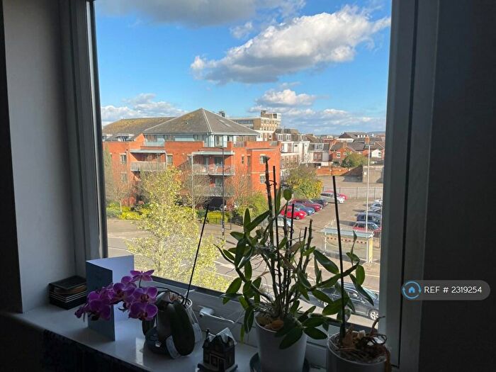 2 Bedroom Flat To Rent In Chiltern House, Aylesbury, HP19