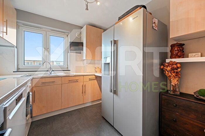 2 Bedroom Flat For Sale In Farm Road, Hounslow, TW4