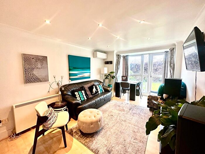 2 Bedroom Flat To Rent In Hollybush Hill, London, E11