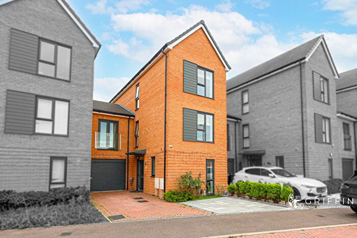 4 Bedroom Link Detached House For Sale In Windstar Drive, South Ockendon, RM15