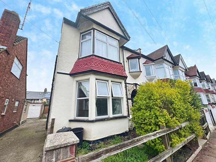 2 Bedroom Flat To Rent In Westbourne Grove, Westcliff-On-Sea, SS0