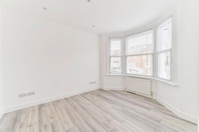 3 Bedroom Flat To Rent In Livingstone Road, Thornton Heath, CR7