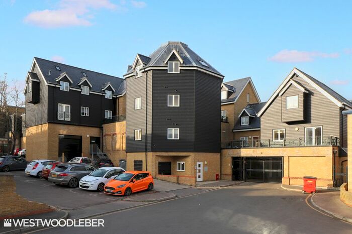 2 Bedroom Flat To Rent In Trevera Court, Ware Road, Hoddesdon, EN11