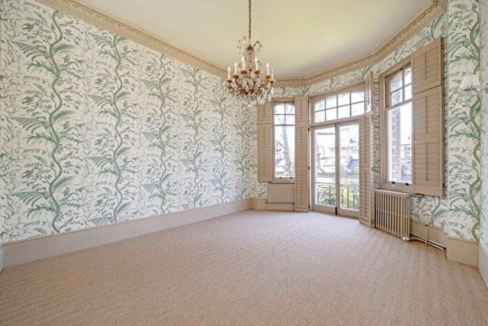 2 Bedroom Flat For Sale In Elm Park Gardens, Chelsea, SW10