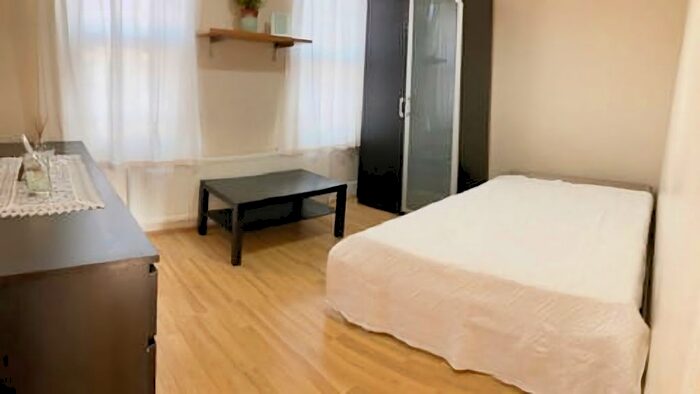 Studio To Rent In High Road, London, N22