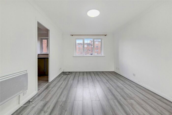 1 Bedroom Flat To Rent In Inwen Court, Grinstead Road, London, SE8