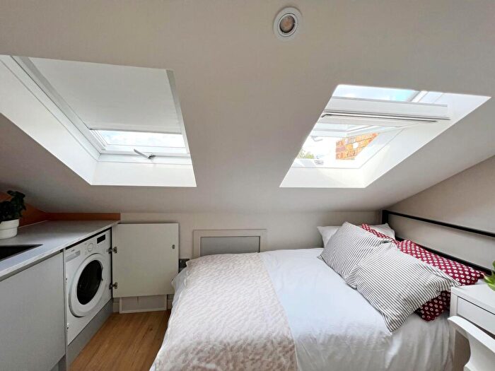 1 Bedroom Flat To Rent In Clarence Villas, Hawks Road, KT1