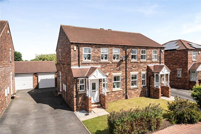 3 Bedroom Semi-Detached House For Sale In Kingsfield, Rothwell, Leeds, LS26