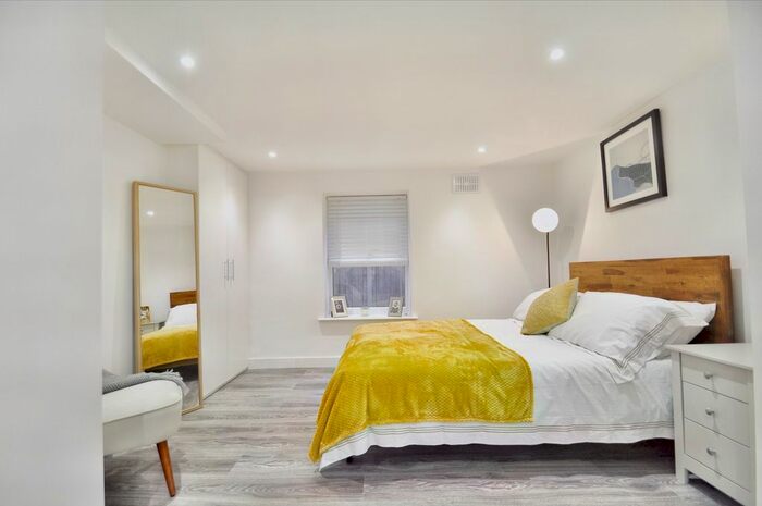 Studio To Rent In Weltje Road, Hammersmith, W6