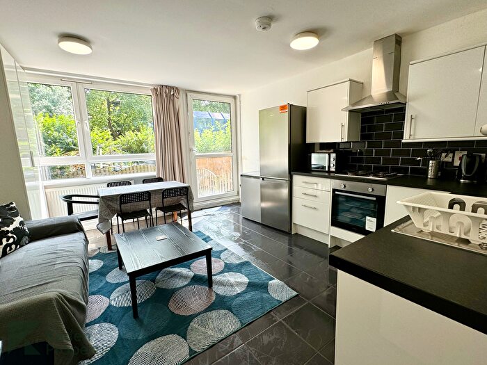 4 Bedroom Flat To Rent In Clarence Gardens, London, NW1