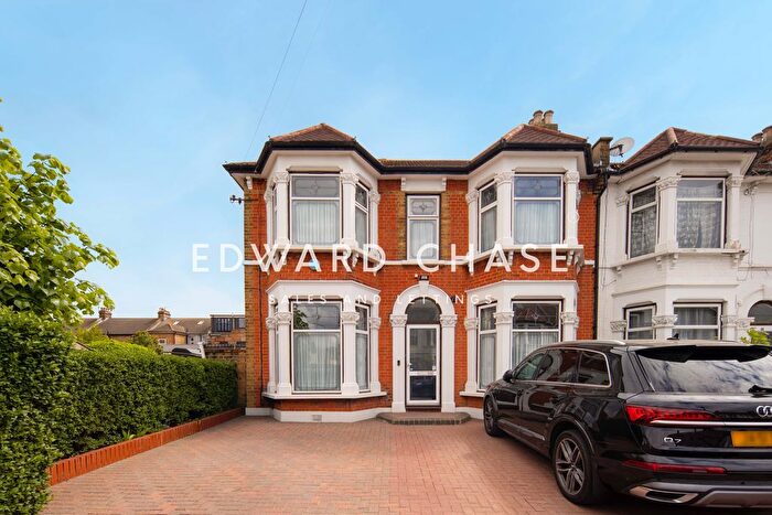 4 Bedroom Semi-Detached House For Sale In Kingswood Road, Goodmayes, IG3