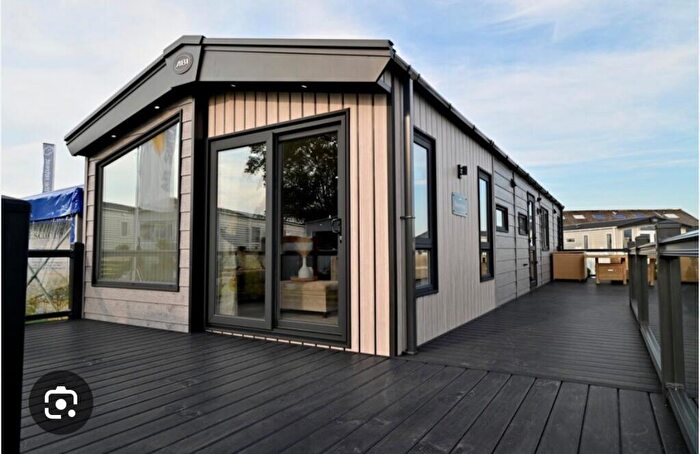 2 Bedroom Lodge For Sale In Warners Lane, PO20