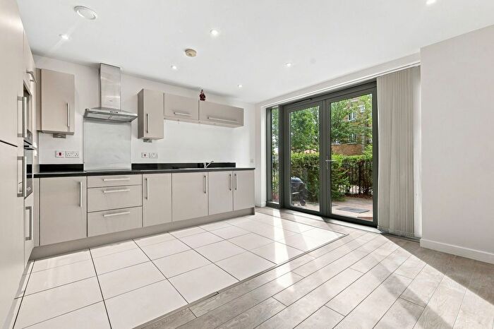 2 Bedroom Property For Sale In Ben Jonson Road, Bootmakers Court, E1