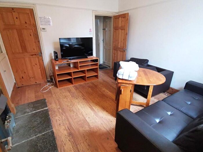 3 Bedroom Terraced House To Rent In Club Garden Road, S11