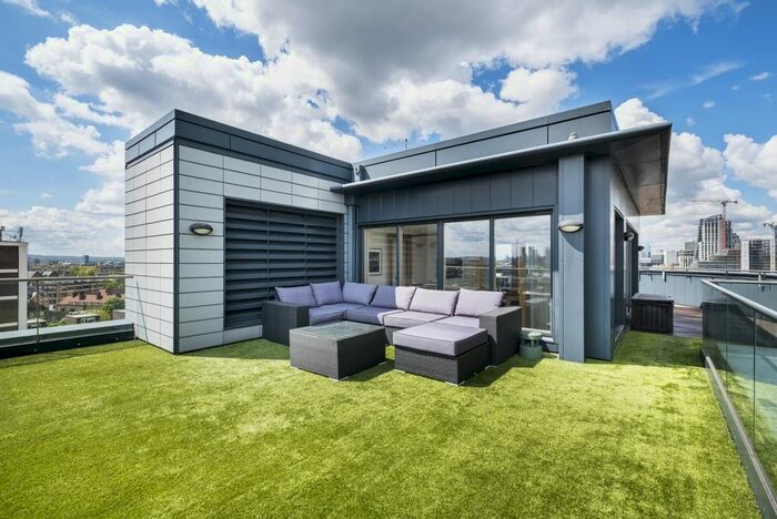 3 Bedroom Flat To Rent In Cobblestone Square, London, E1W