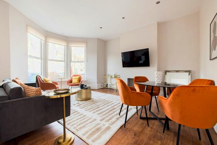 2 Bedroom Flat To Rent In East Dulwich Grove, London, SE22