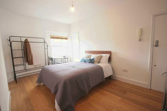 Studio To Rent In Courtyard House, Rotherhithe New Road, Surrey Quays, SE16