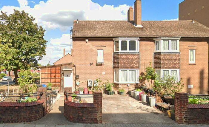 1 Bedroom Flat To Rent In High Trees, London, SW2