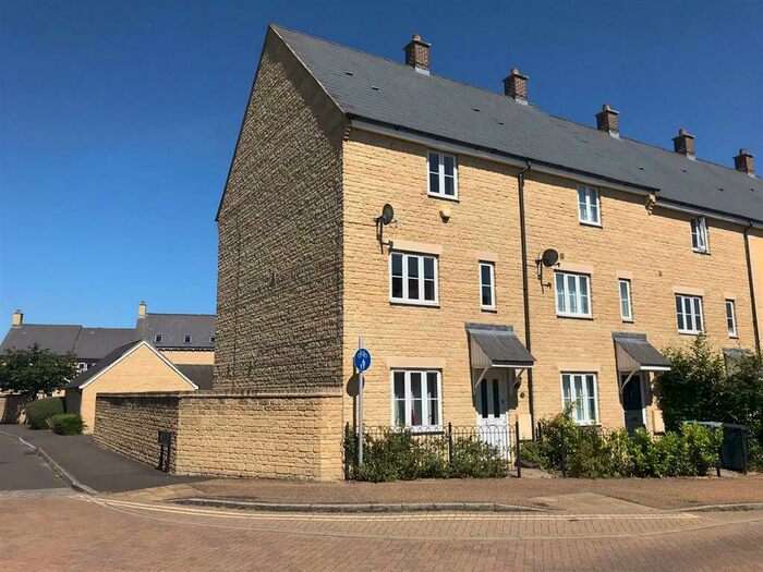 3 Bedroom Town House To Rent In Bluebell Way, Carterton, OX18