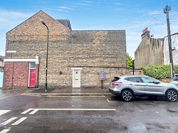 1 Bedroom Flat To Rent In Coppermill Lane, Walthamstow, E17
