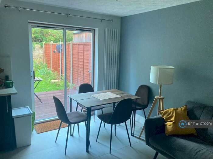 4 Bedroom Semi-Detached House To Rent In Burrow Road, London, SE22