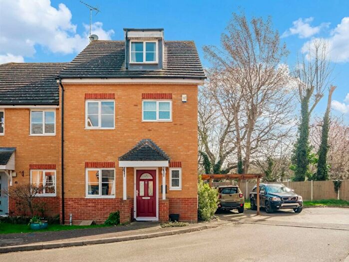 3 Bedroom Semi Detached House For Sale In Wyburns Avenue East, Rayleigh, SS6