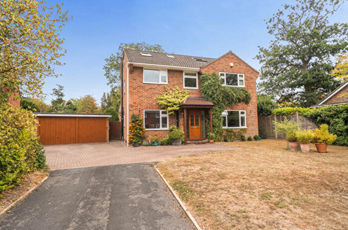 5 Bedroom Detached House For Sale In Carlyon Close, Farnborough, Hampshire, GU14