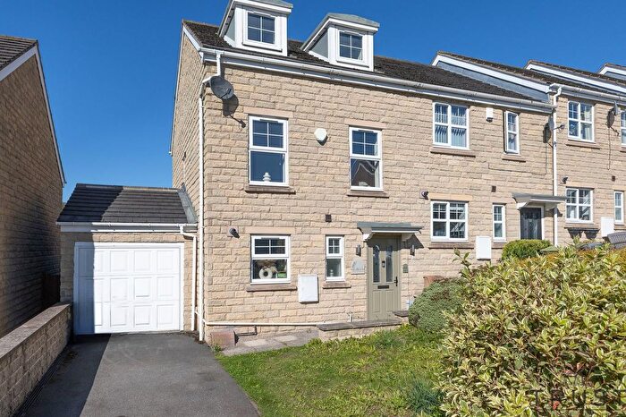 3 Bedroom Town House For Sale In Redberry Avenue, Heckmondwike, WF16
