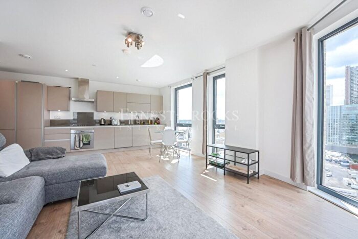 2 Bedroom Apartment To Rent In Roosevelt Tower, Williamsburg Plaza, Poplar, E14