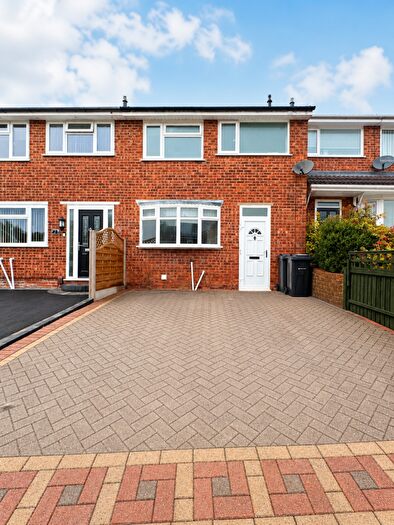 3 Bedroom Semi Detached House To Rent In Wheatfield View, Birmingham, B31
