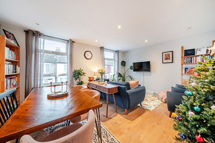 3 Bedroom Flat For Sale In Finborough Road, Tooting, London, SW17