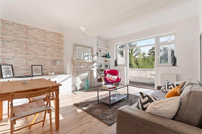 3 Bedroom Maisonette For Sale In Lyndale Avenue, London, NW2