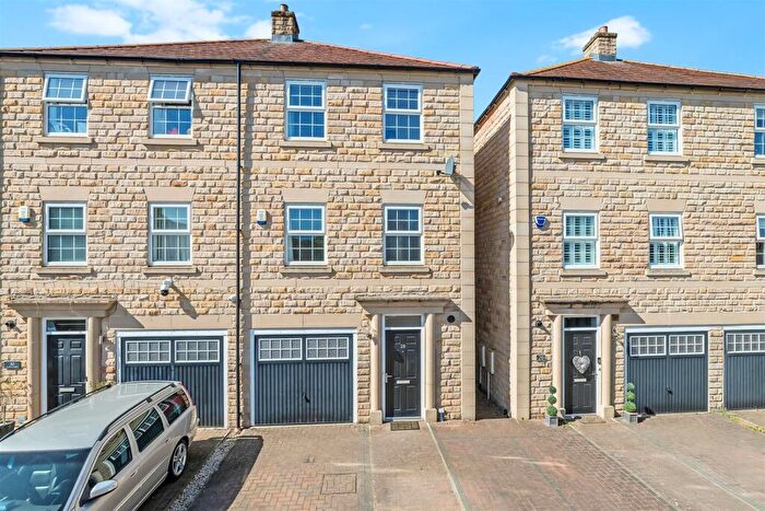 4 Bedroom Town House For Sale In Scalebor Gardens, Ilkley, LS29