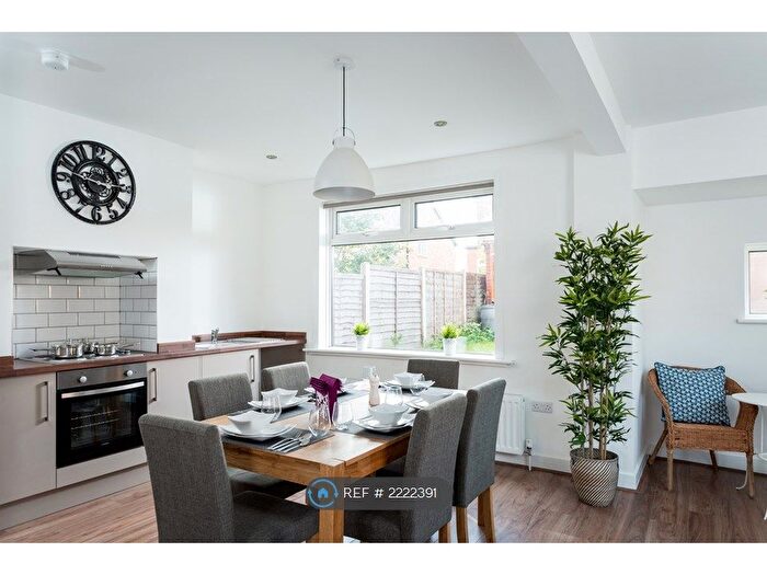 4 Bedroom Semi-Detached House To Rent In Kirkstall Avenue, Leeds, LS5