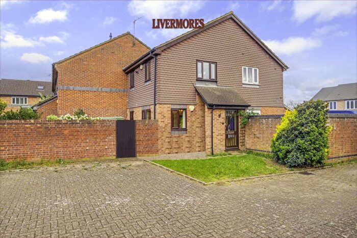 1 Bedroom End Of Terrace House For Sale In Cheswick Close, Crayford, DA1