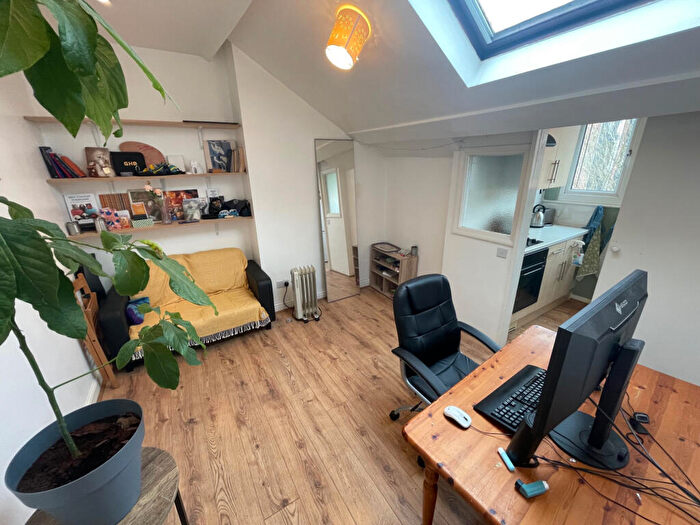 1 Bedroom Flat To Rent In Moorland Avenue, Leeds, West Yorkshire, LS6