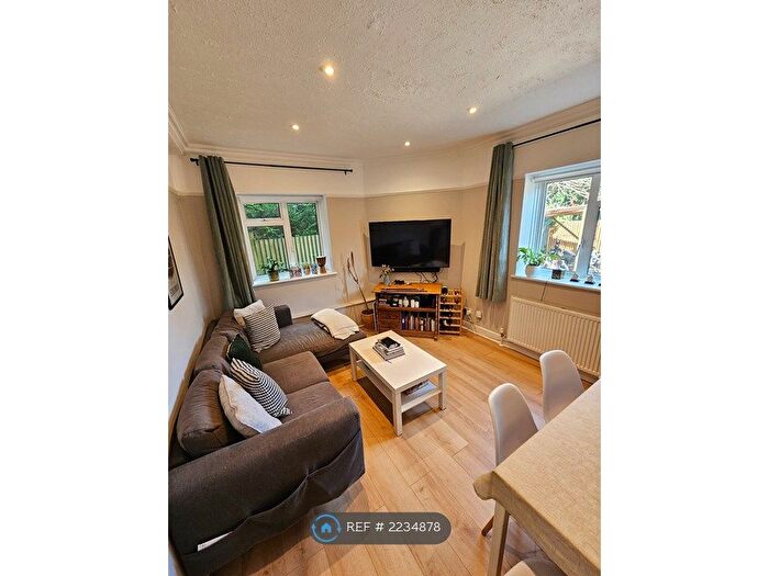 2 Bedroom Flat To Rent In Baltic Close, London, SW19