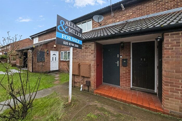 2 Bedroom Maisonette For Sale In Dacre Close, Greenford, UB6