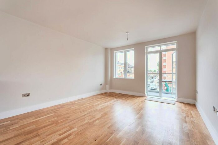 2 Bedroom Flat To Rent In Walworth Road, Elephant And Castle, London, SE17