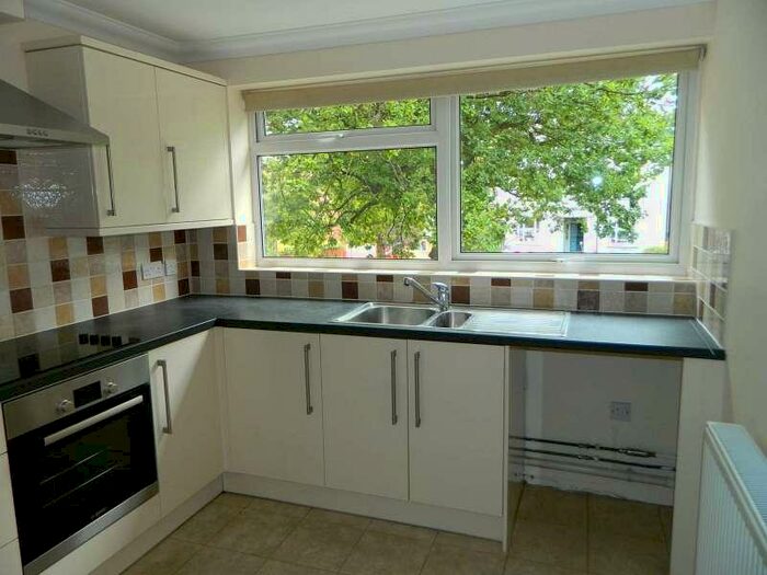 1 Bedroom Flat To Rent In East Lodge, Epsom Road, Leatherhead, KT22