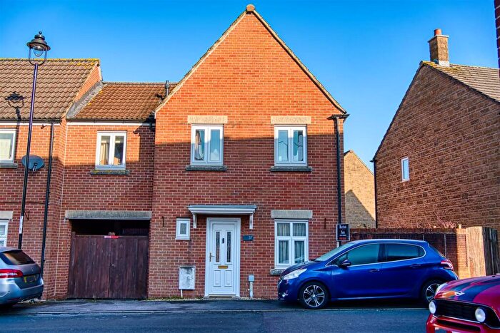 3 Bedroom Semi-Detached House For Sale In Chaffinch Chase, Gillingham, SP8