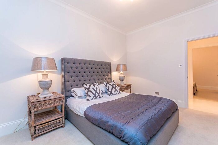 3 Bedroom Flat For Sale In Bickenhall Street, Marylebone, London, W1U