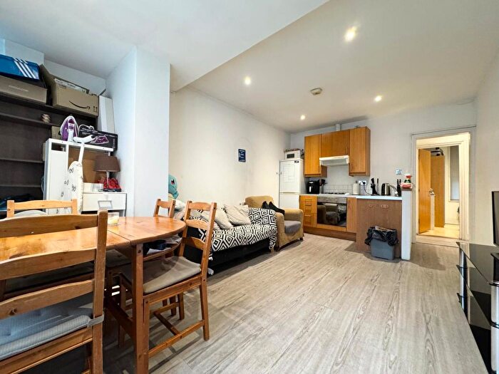 2 Bedroom Flat To Rent In Clapham Common South Side, SW4