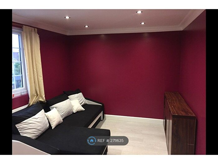 Studio To Rent In Graveley Avenue, Borehamwood, WD6