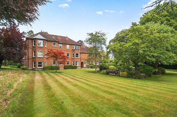 2 Bedroom Flat For Sale In Mead Road, Winchester, Hampshire, SO23