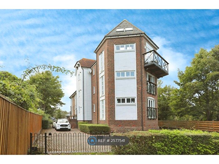 2 Bedroom Flat To Rent In Medway Court, Aylesford, ME20