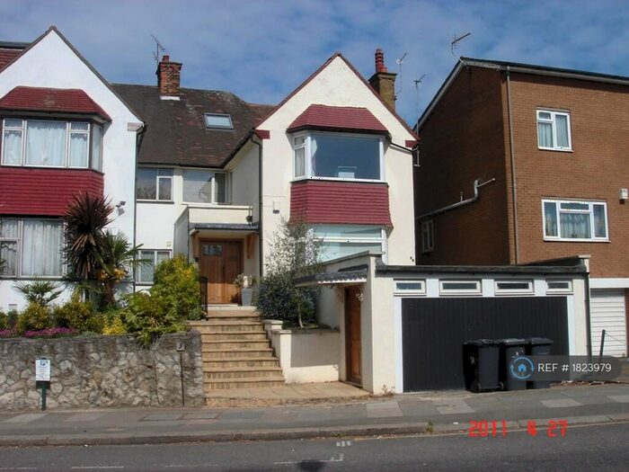 3 Bedroom Flat To Rent In The Vale, London, NW11