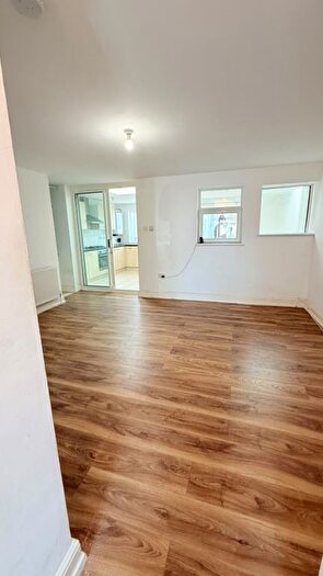 2 Bedroom Flat To Rent In Campden Crescent, Dagenham, Essex, RM8